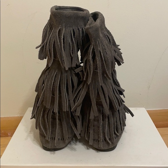 Size 7 grey suede Minnetonka fringe tall boots - Picture 6 of 6